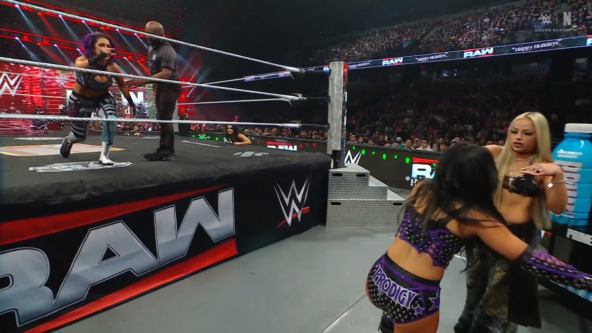 .LIV Morgan wants Bayley to RELAX 😳