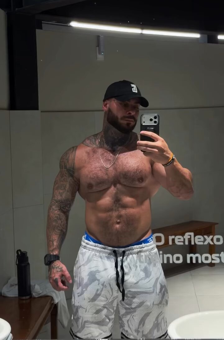 “Ah mas eu não acho ele bonito” o problema é todo seu, eu acho o Léo Stronda um gostoso, o tamanho desse homem 🫠