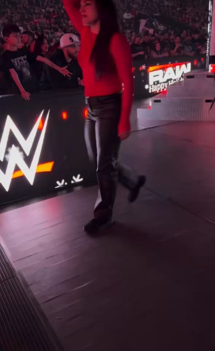Liv helping Roxanne to the back 😌