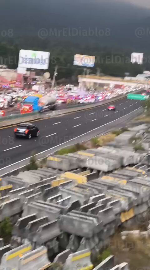 Conductor de tractocamión pierde el control del volante, choca vs muro de contención, cruza al otro sentido y embiste tres vehículos en el kilómetro 35 de la Autopista México-Toluca. Sin lesionados de gravedad. #Ocoyoacac. #Video 🎥👇🏽