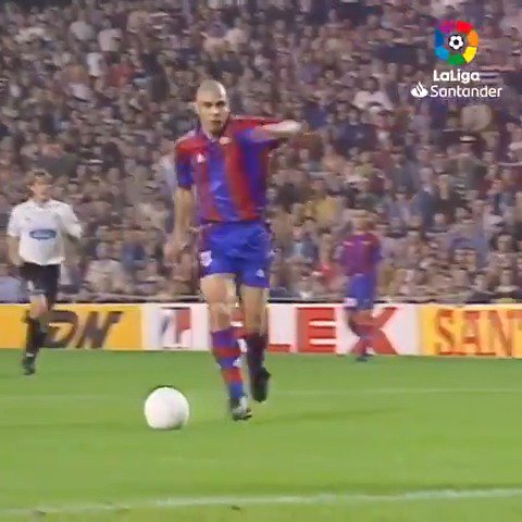 Ronaldo era tan veloz que festejaba antes de anotar. El tercer gol es como cuando entras ,con prisa, entre las dos puertas de un elevador que se está cerrando. O FENÓMENO. 🛸👽