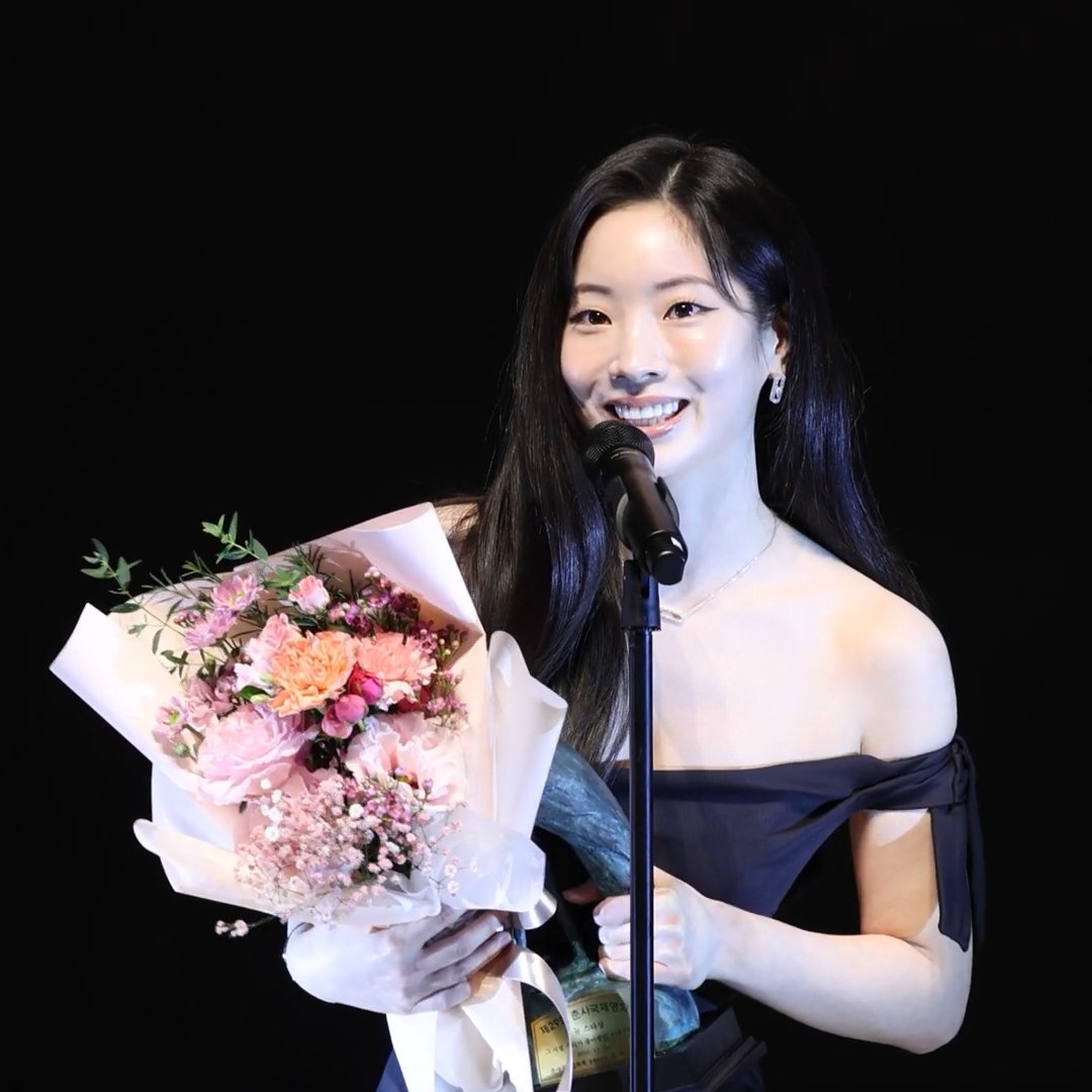 DAHYUN accepting the NEW STAR Award at the 29th Chunsa International Film Festival! 🏆🎉