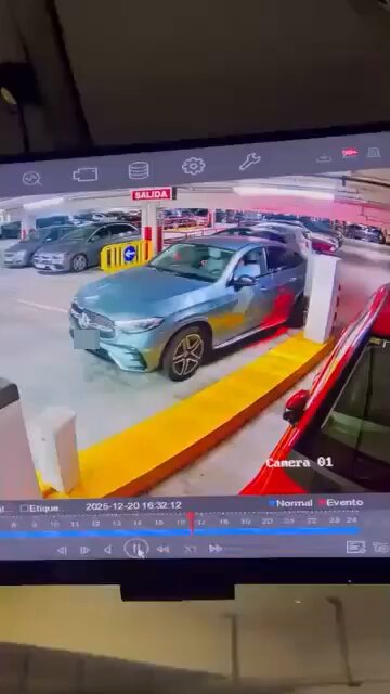 Sucedió en A Coruña este sábado 20 poco después de la 16:30 y es de lo más surrealista del año. Una señora al volante de un Mercedes hace un “simpa” por las bravas quitando la barrera del Garaje Madrid, el parking bajo la plaza de San Pablo. No se dio cuenta de que la estaban grabando #acoruña #acoruna #coruña #coruna #lacoruña #lacoruna #galicia #quincemil15000 #quincemil