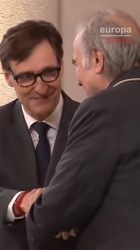 Illa entrega la Medalla de Oro de la Generalitat, la máxima distinción que otorga la institución, a Joan Manuel Serrat por "promover la fraternidad con el resto de España"