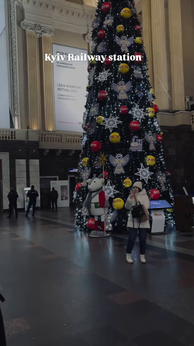 🇺🇦 On the eve of Christmas, a choir performs "Carol of the Bells" right at Kyiv’s central railway station. Mesmerizingly beautiful.