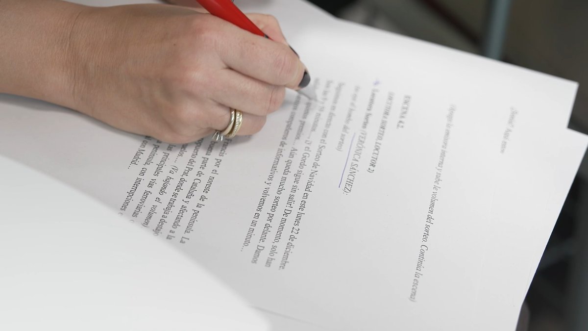 En estas fechas, las historias se viven de otra manera.🎄 Así fue el making of de "La última llamada", el primer cuento de Navidad de Iberia: una ficción sonora creada con ilusión, compromiso y mucho corazón por empleados de Iberia junto a grandes actores del cine, la televisión y el teatro. Si aún no la has escuchado, este es el momento perfecto para hacerlo y dejarte llevar por una historia de esperanza y segundas oportunidades. 🎧 Escúchala en Spotify: 🎬 También disponible en YouTube: