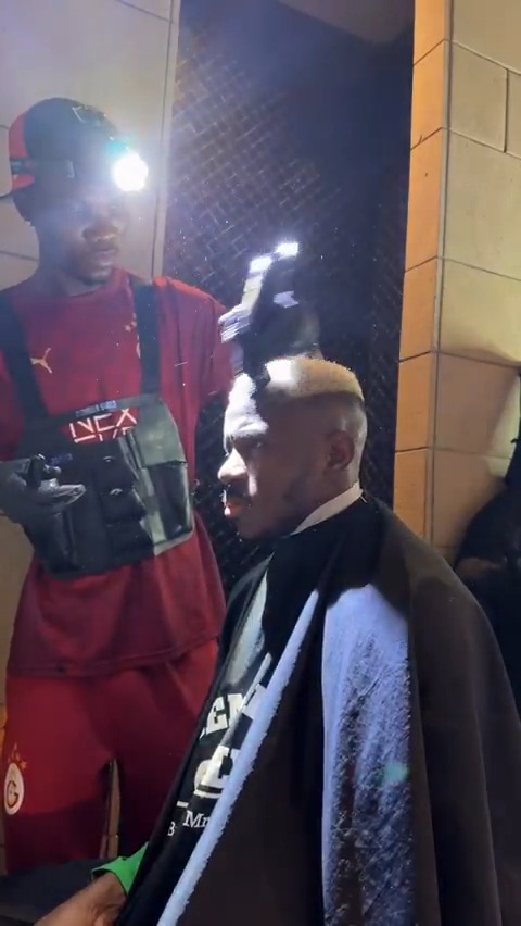 ✂️ Victor Osimhen, Afrika Uluslar Kupası öncesinde İstanbul'daki berberini Fas'a getirdi.