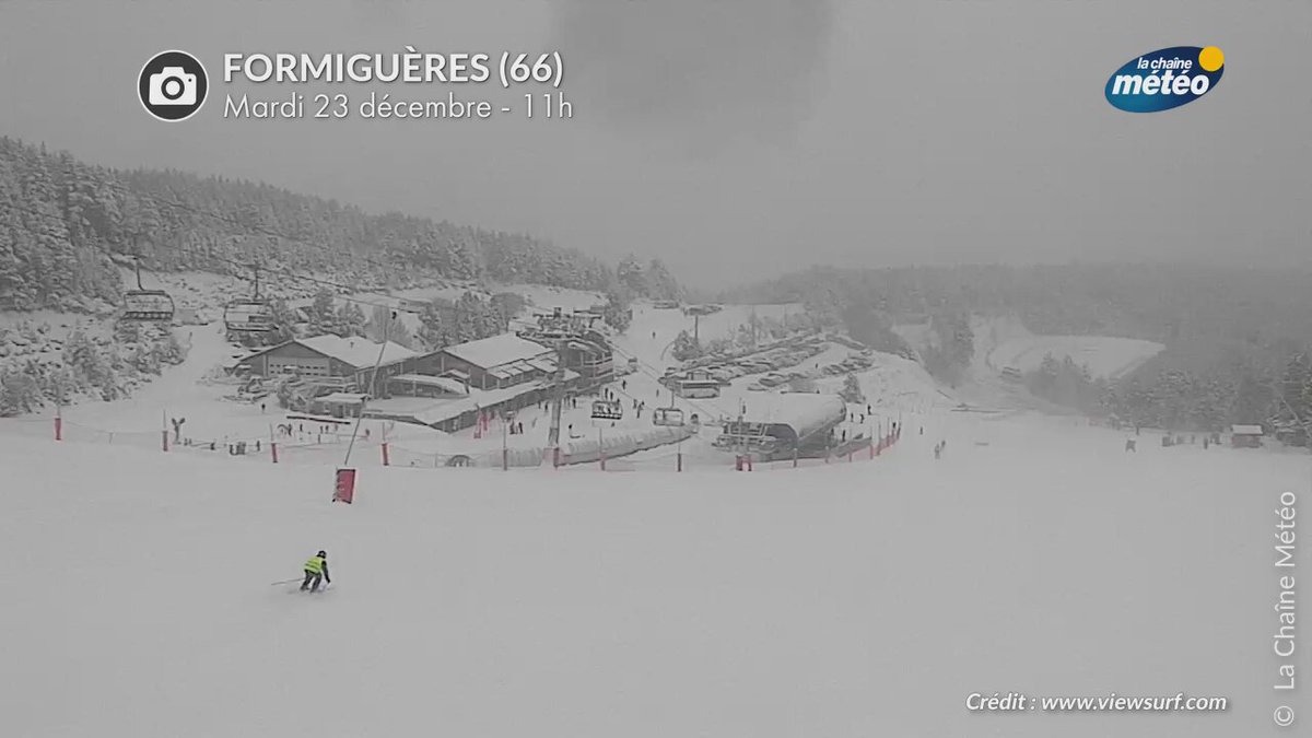 ❄️❄️Les stations des Pyrénées-Orientales sont parmi les plus gâtées en #neige pour ce #noel2025. Formiguères, Font-Romeu ou les Angles sont concernés par des chutes de neige conséquentes depuis 2 jours en lien avec la dépression qui circule sur la Méditerranée, combinée à la présence d'air froid en altitude.