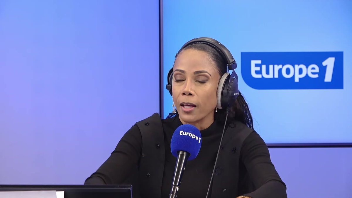 Faut-il offrir un téléphone portable à ses enfants à Noël? "Ma fille est dans un un pensionnat sans téléphone portable" raconte Christine KELLY #ChristineKellyEtVous #Europe1
