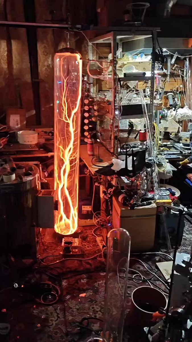 An amazing plasma tube [📹 teslacoilpro]