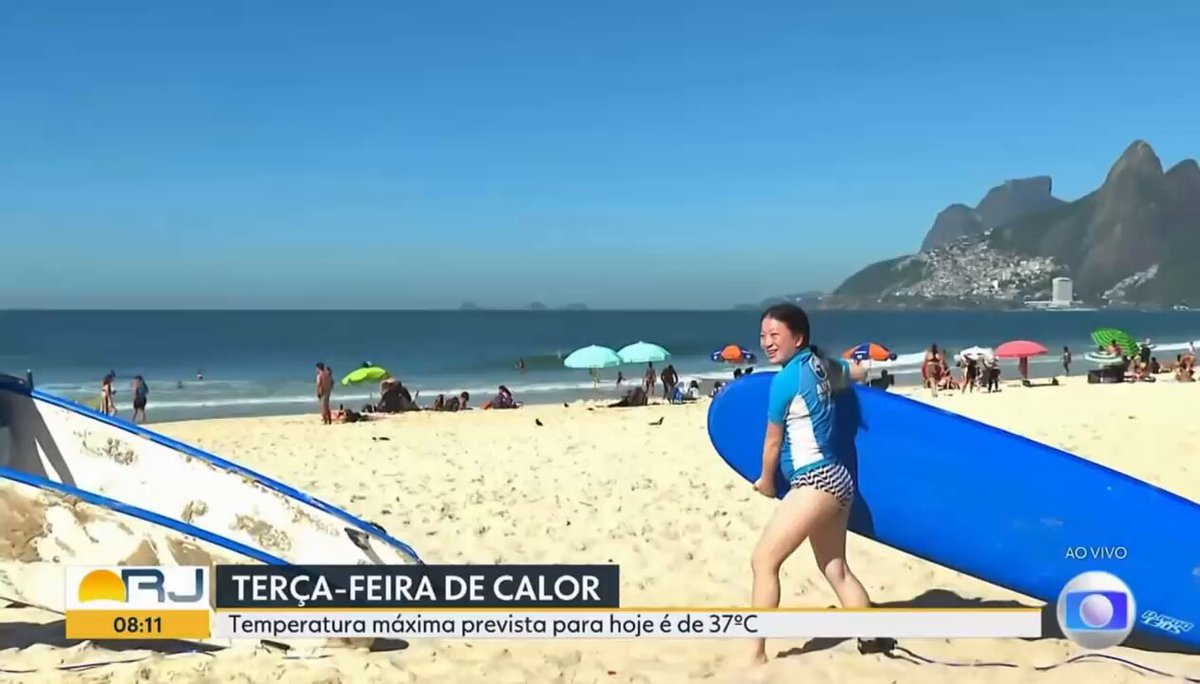 Engraçado que quando a gente viaja eu que tenho que desenrolar, reservar, perguntar, dialogar. No trabalho ela é assim. CANALHA