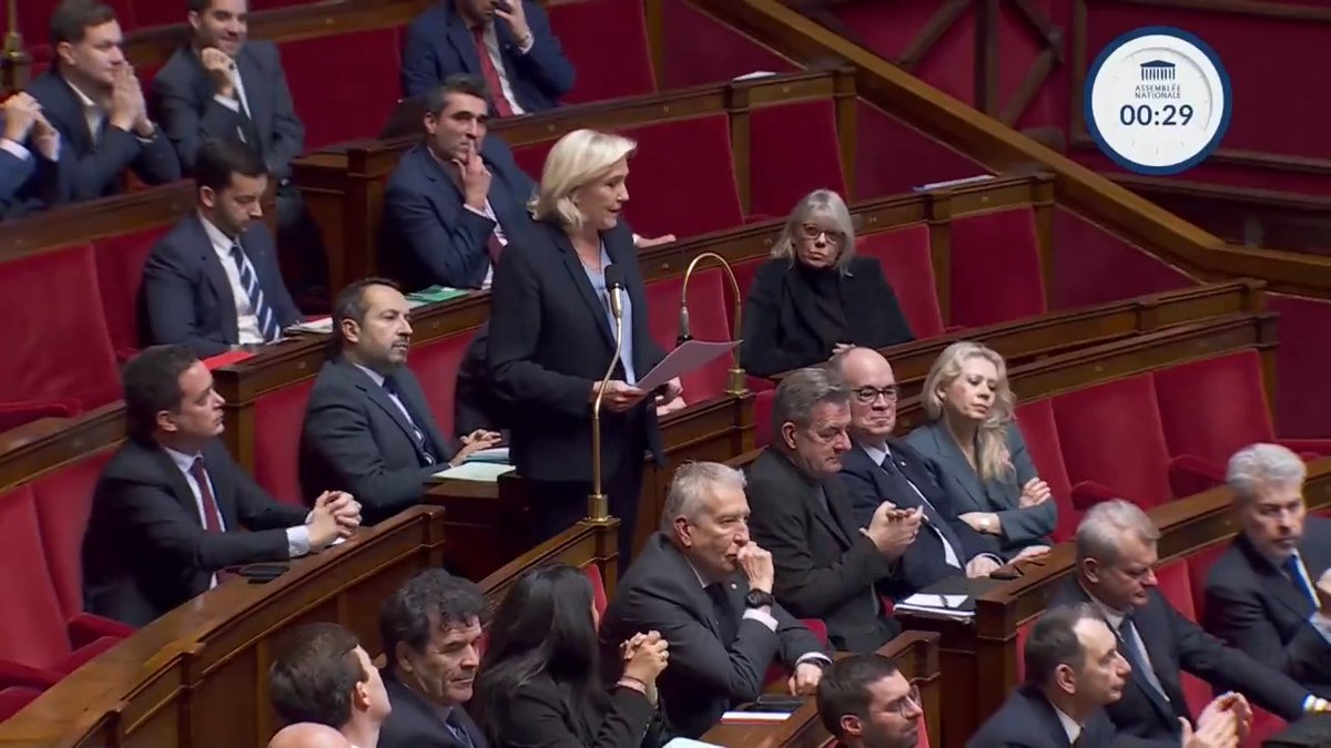 Je veux dire ici notre admiration et nos remerciements à ces milliers de personnes qui seront mobilisées durant ces jours de Noël pour assurer la sécurité de notre pays, soigner les malades, entourer les personnes isolées… Je vous souhaite, à tous, un très joyeux Noël.