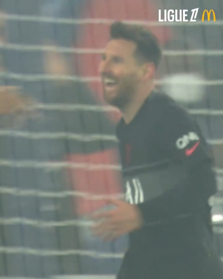 😎🎯 The moment Lionel Messi scored his FIRST ever goal in Ligue 1! 🇦🇷✅