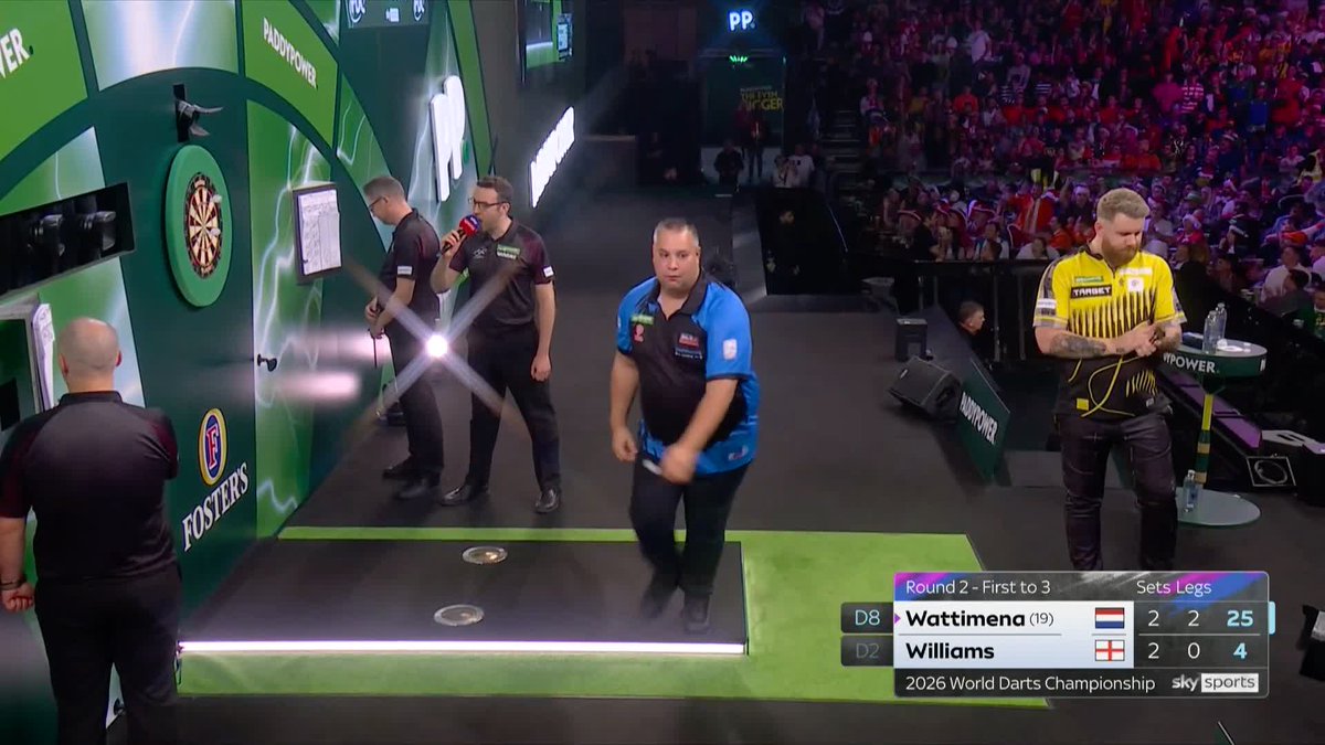 WATTIMENA WINS A THRILLER! Scott Williams was on a nine-darter, but squanders the leg to Jermaine Wattimena, who takes the fifth and final set in straight legs to reach round three! 📺 #WCDarts | R2