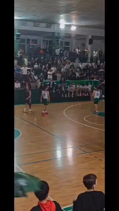Türkiye Basketbol 2. Ligi A Grubu’nda mücadele Watergarden HT oyuncusu Oğulcan Sevim’in tribünlere yönelik sportmenlik dışı hareketi.