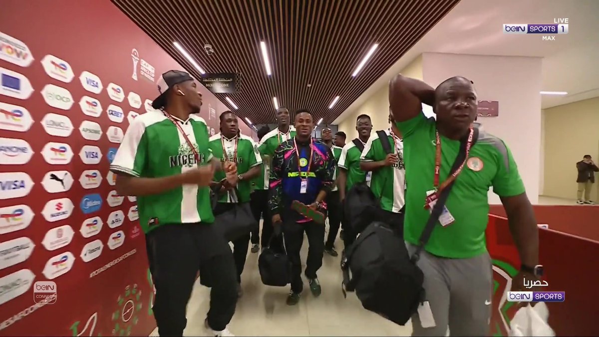 والله مب طبيعي كل منتخب في افريقيا يوصل للملعب كذا؟