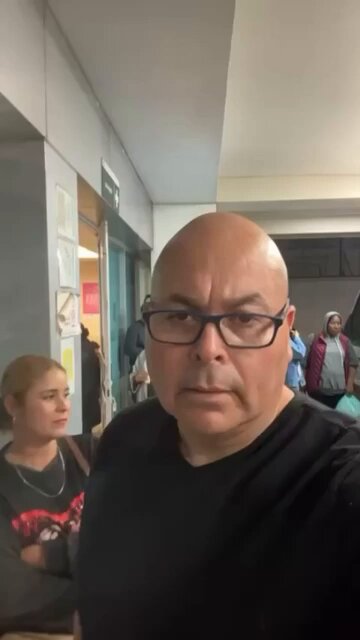 No hay Traumatologo, el joven tiene las dos muñecas fracturadas y no lo van a operar de momento en la Clínica #8 del IMSS Bienestar de Baja California. La gobernadora de Morena se gastó 24 millones de pesos en publicidad para decir que todo está como en Dinamarca. Así el sistema de Salud en el estado de Baja California, que presumen como Dinamarca 🇩🇰 Va llegar Claudia Sheinbaum Pardo ,Marina del Pilar y Antares Vázquez Alatorre de sorpresa 😂😂😂