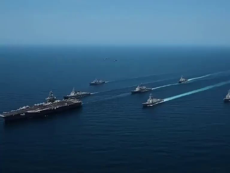 🇺🇸🚢 美国双航母重返太平洋，强势威慑中共！“亚伯拉罕·林肯”号打击群已加入“乔治·华盛顿”号，两艘核动力航母同时在印太地区部署，美军军事存在大幅加强。 美国官员表示，此次双航母行动彰显华盛顿对地区安全的坚定承诺，重申“自由开放的印太”原则。在中美紧张局势升温之际，这也是向盟友释放明确信号：美国与你们站在一起。 太平洋局势再度升级，中共会如何应对？值得密切关注。⚡