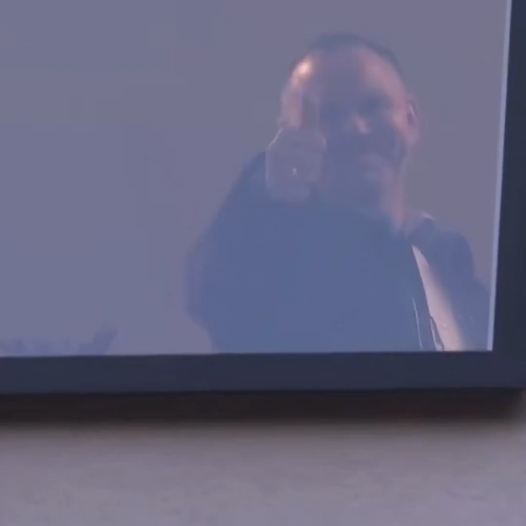 Nawrocki pozdrawia TVN czający się pod DPS-em i nagrywający go z ukrycia, kiedy spotkał się z Panem Jerzym 😆