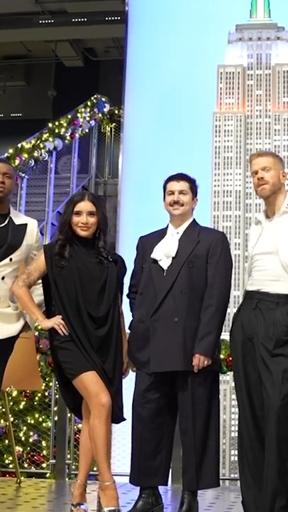 Celebrating the 2025 ESB Holiday Music to Light Show and iHeartRadio Holiday Pop Up Party with Pentatonix "I've Got My Love To Keep Me Warm"🎄🎁❤️ #iHeartPentatonix Watch the full show here: