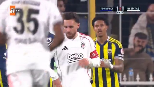 Orkun, topu kaptı. Yaptığı vuruşunda Tarık gole izin vermedi.