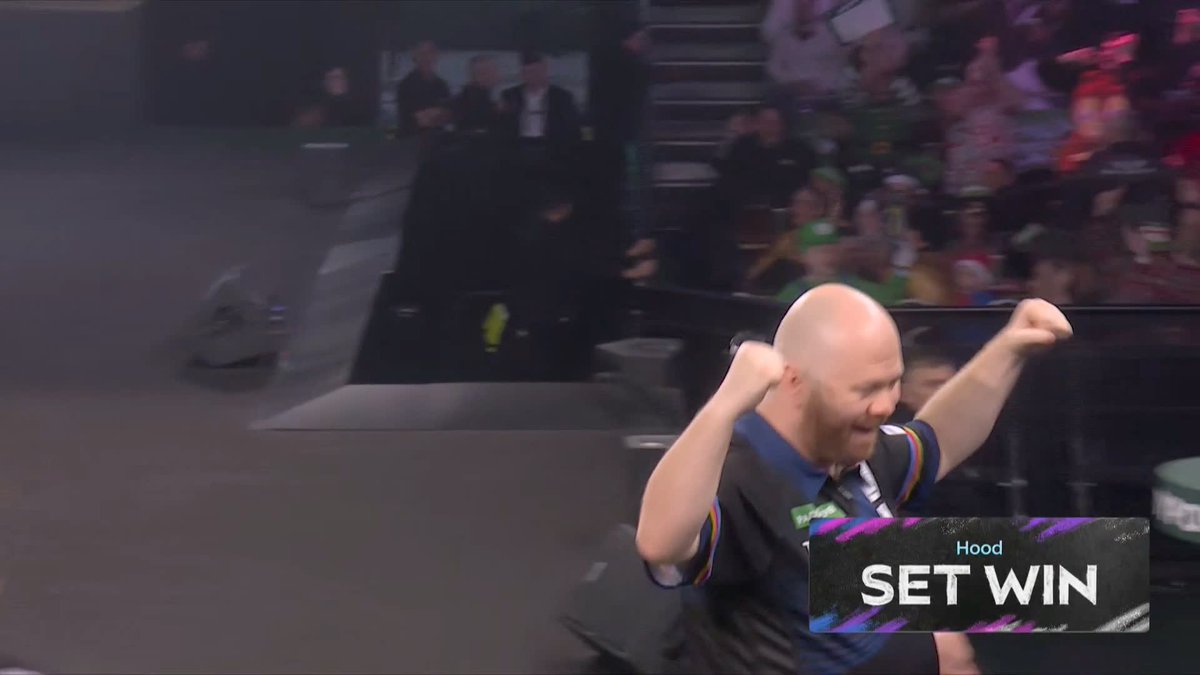 HOOD TAKES THE LEAD! Justin Hood has averaged over 104 in taking the first set against a strong Danny Noppert! This could be some game of darts 👀 📺 #WCDarts | R2