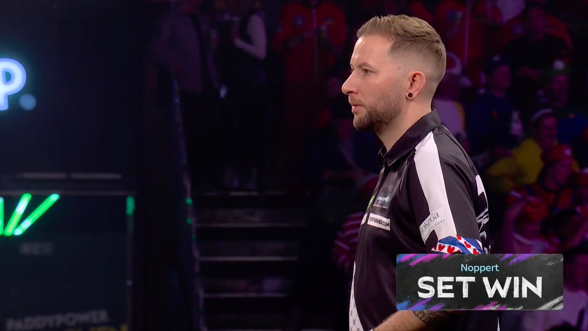 NOPPERT STAYS ALIVE! Danny Noppert has already survived one match dart on the bullseye from Justin Hood, taking out a clutch 102 checkout followed by a 90 checkout to stay in this match! 📺 #WCDarts | R2