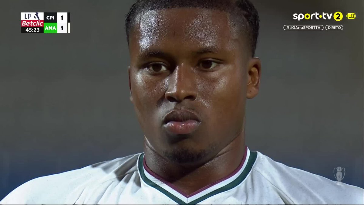 Em todo o lado, o Sidny vem descrito como um destro mas... bate penalties com o pé esquerdo... Ele é ambidestro. É difícil deduzir se o Mourinho o vê mais como lateral esquerdo ou lateral direito só a partir do pé forte (ambos são fortes).