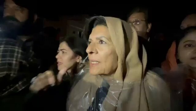 ابھی تو ہم سڑکوں پر ہیں ڈریں اس وقت سے جب پورا پاکستان سڑکوں پر نکل آئے گا، بہتر ہے عمران خان کو نہ صرف قید تنہائی سے نکالیں بلکہ جو ان کو غیر قانونی قید رکھا ہوا ہے اس قید کو بھی ختم کریں۔ لوگوں کی برداشت ختم ہونے کا انتظار نہ کریں اس سے پاکستان کا نقصان ہوگا ۔ہم یہاں صرف عمران خان کی ملاقات کے لیے نہیں اس کی رہائی کے لیے کھڑے ہیں یہ آج تک نہیں بتا پائے کہ عمران خان پر یہ ظلم کر کیوں رہے ہیں۔ عمران خان پر ظلم بند کریں دو دن سے عمران خان کے وکیل جیل کے باہر وکالت نامہ سائن کروانے کے لیے بیٹھے رہے آج انہوں نے دستخط کروانے سے انکار کردیا ہے جو عمران خان کا آئینی و قانونی حق ہے۔ ان کا دماغ خراب ہوچکا ہے ۔ علیمہ خان Aleema Khanum