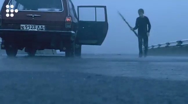 Baba oğul ilişkisi üzerine hayli düşündürücü, karamsar bir filmdir Dönüş. İnsanın sevgi ve ilgi arayışına sürekli engel konulduğunda yaşadığı acılara ışık tutar. Soğuk ve mesafeli bir babaya sahip olmanın nasıl bir his olduğunu sarsıcı bir biçimde anlatır.