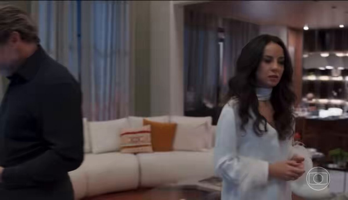incrível eh só o leonardo ficar sem ver a viviane que as indiretas pra ele ir tomar banho já começam #trêsgraças