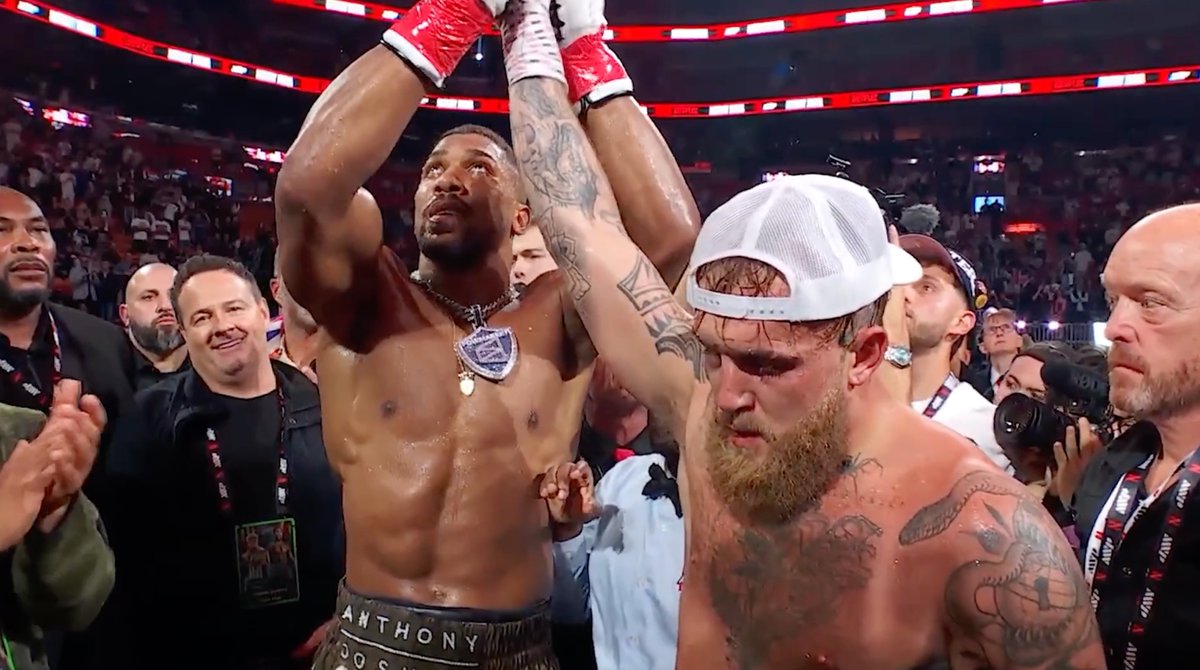 Anthony Joshua making sure to raise Jake Paul’s arm following their fight was class. It’s all about respect 🙌 #JakeJoshua