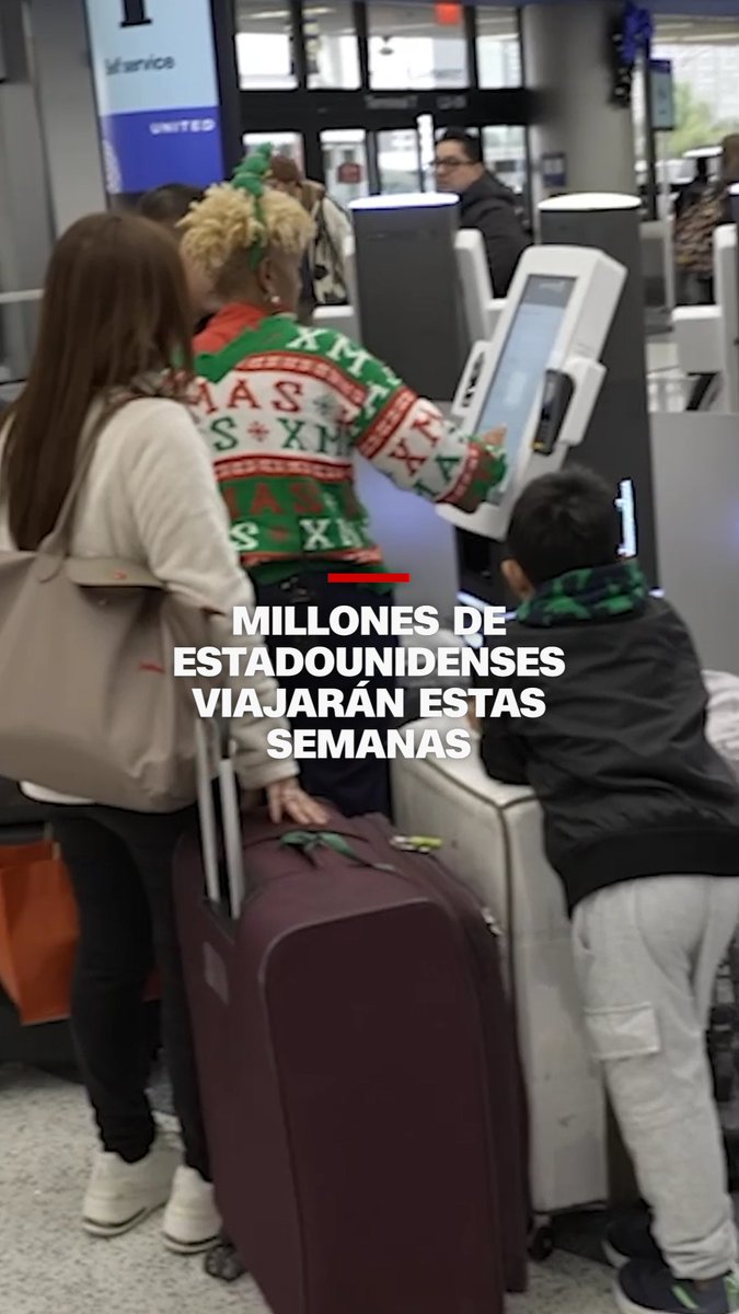 Según la Asociación Estadounidense del Automóvil (AAA, por sus siglas en inglés), durante el periodo de 13 días —del 20 de diciembre al 1 de enero—, más de 122 millones de personas viajarán más de 80 kilómetros desde sus hogares. Esto representa un aumento del 2,2 % a comparación con año pasado. Gonzalo Alvarado, de CNN, habló con algunos pasajeros para conocer sus estrategias y recomendaciones para viajar sin contratiempos.