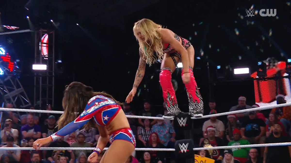 What a chaotic ending! 😱 CHELSEA GREEN survives to remain the Women's United States Champion!!
