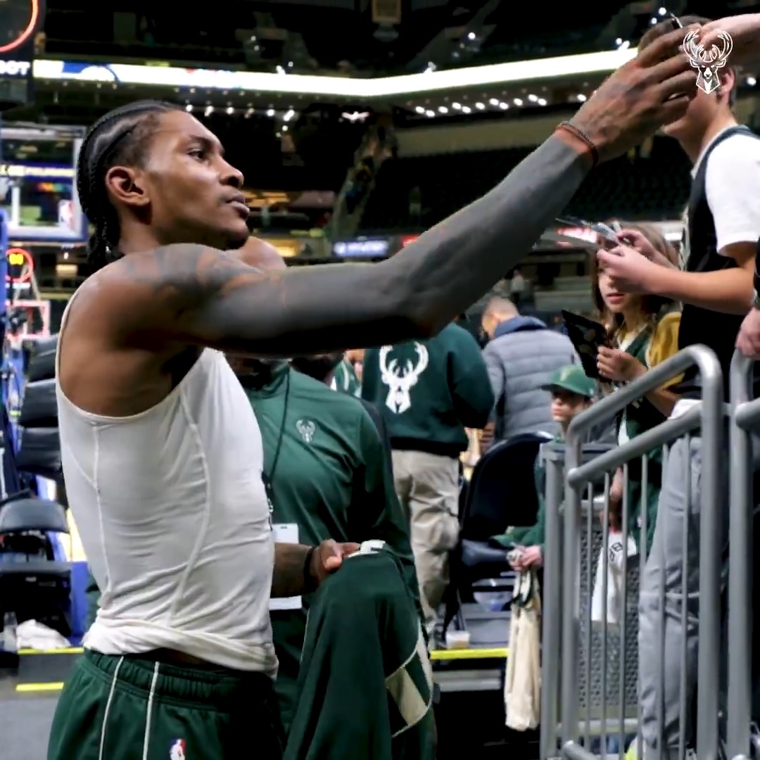KPJ gave the jersey off his back to a young fan postgame. 🥹