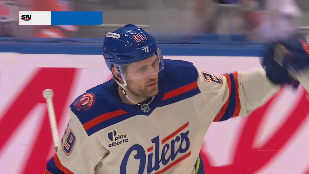 Leon Draisaitl's making it rain hats in Edmonton 🧢