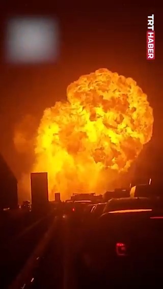 İtalya'da LPG kamyonunda devasa bir patlama meydana geldi.