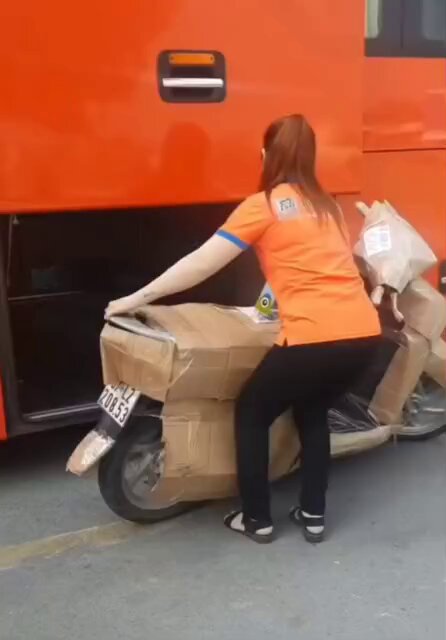 Một ngày bình thường của chị gái xếp hàng lên xe khách Phương Trang, điều đáng nói là chiếc xe SH có trọng lượng 133 kg.