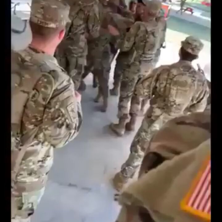 🇺🇸 🔴فاصل جندي أمريكي يتعرض للهجوم من قبل اللواء بأكمله "زملائه" بسبب علاقته بزوجات جنود آخرين.