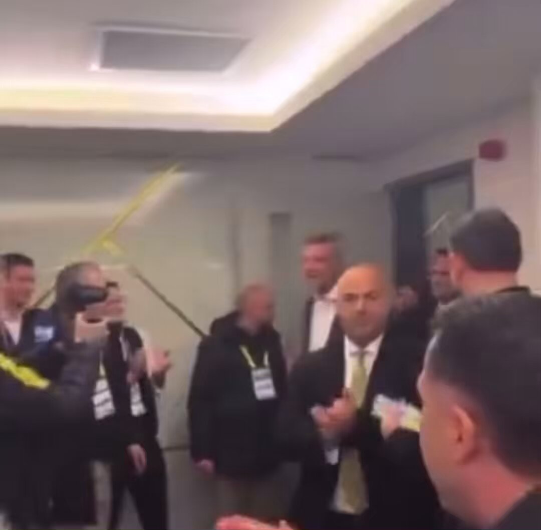 Korkma, dik dur 40 milyon Fenerbahçe taraftarı seninle Sadettin Saran…!