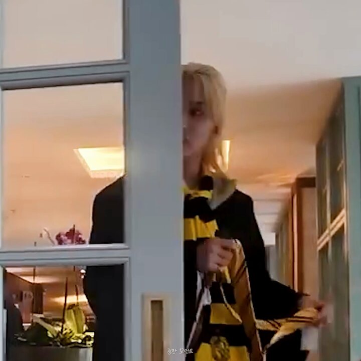 넥타이 어떻게 해야할지 모르는 저 바부같은 얼굴 머지 모옹해 ..