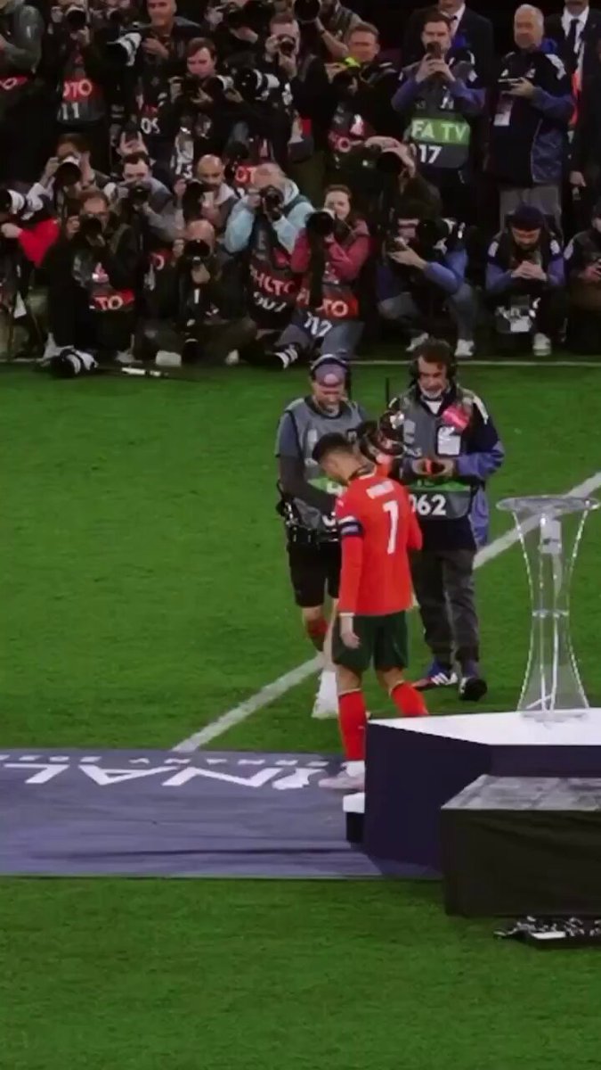 عدد المصورين حول كريستيانو😰 ما قلنا Greatest of all time عبث والله