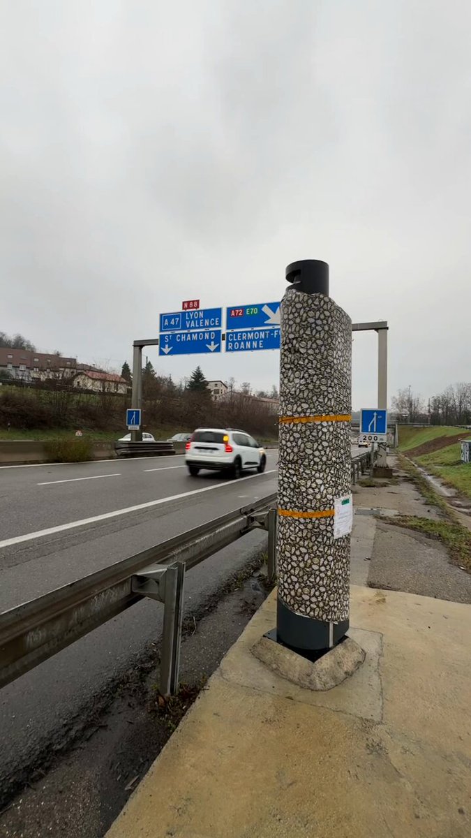 🎁📸 Insolite près de Saint-Étienne : un radar entièrement emballé pour Noël avec un message clair… « interdit d’ouvrir les cadeaux avant le 25 » 🎄