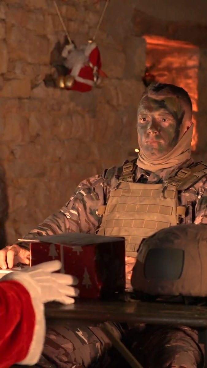Pour un soldat, la mission est sacrée. Pour le Père Noël, elle l'est également 🎅 Une pensée particulière à tous ceux et celles loin de chez eux, en mission ou en opération ✍️ #OpérationNoël 🎄🎁