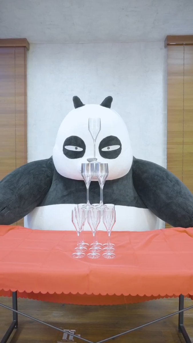 🐼#玄馬チャレンジ🐼 皆さんから届いたお題に、 玄馬(パンダ)が挑戦!✨ 今回は…【テーブルクロス引き】にチャレンジ! 📺TVアニメ「らんま1/2」 Netflixにて配信中! 各動画配信サービスでも1月1日より順次配信開始! ▼一覧はこちら! #らんまアニメ #ranma