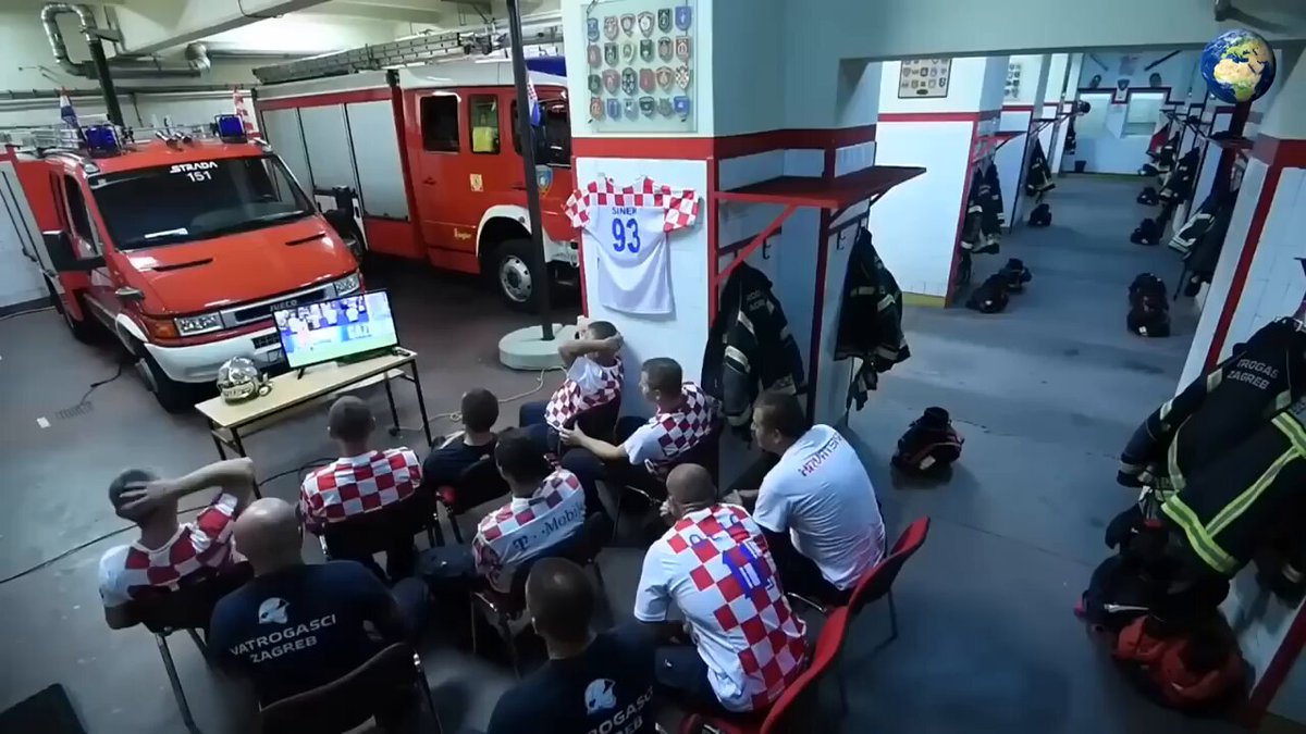 😮Хорватские пожарные подорвались по тревоге, не досмотрев решающий пенальти с РФ ( У нас так бухгалтерия с работы уходит в 17-00)