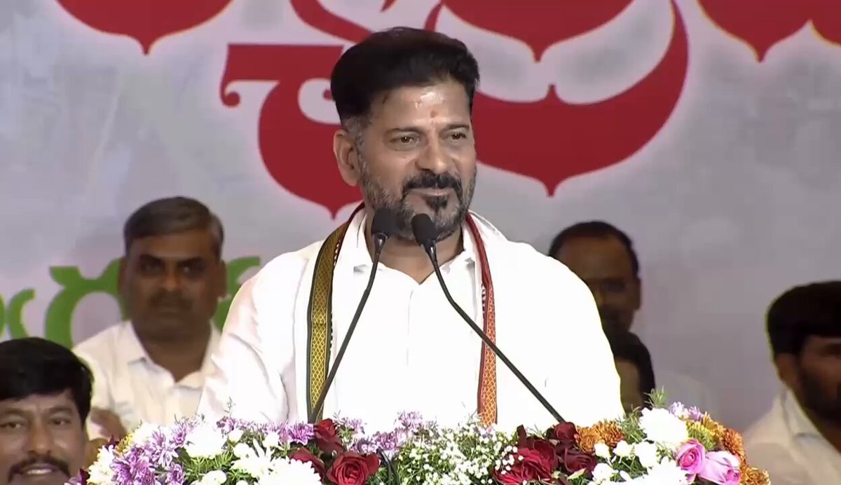 కేసీఆర్ పక్కన నల్లికుట్లోడు ఉన్నాడు.. ఆరు అడుగులు ఉంటాడు వాడి తలకాయ ఎక్కడ ఉందో నాకు తెలియదు - రేవంత్ రెడ్డి