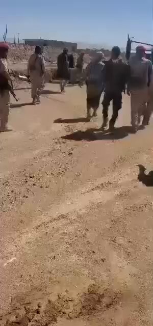 بالفيديو … هذا ما كان يحدث في حضرموت من 30 عاما القوات المسلحة الجنوبية تعثر على 4 مواقع غير شرعية لتكرير النفط مخفية في صحراء الخشعة وتابعة لمتنفذين وضباط المنطقة العسكرية الاولى .. حتى الان تم العثور على 12 موقع مشابه ومصادرة معداتها