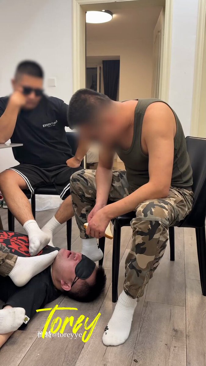 贱狗在三个寸头帅痞打牌时一直在桌子底下舔脚揉腿，牌局结束后，帅痞们有吃有喝的答谢此狗的伺候😂 #生活化伺候 #gaysm #踩面包 #羞辱 #humiliate