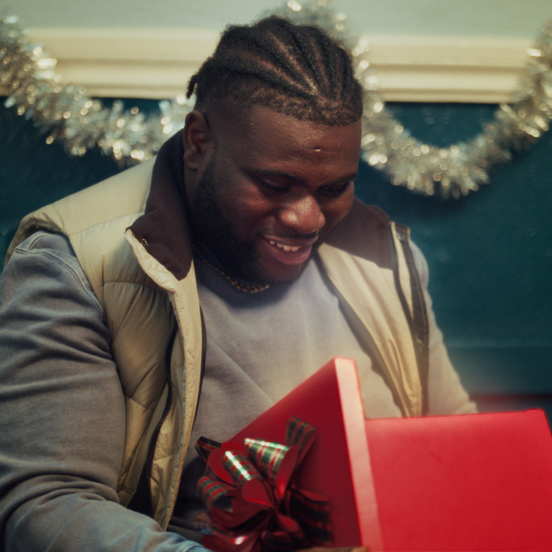 Jude &amp; Endrick dropped a gift! 🎄 Claim your Holiday pack in #FCMobile now. 🎁